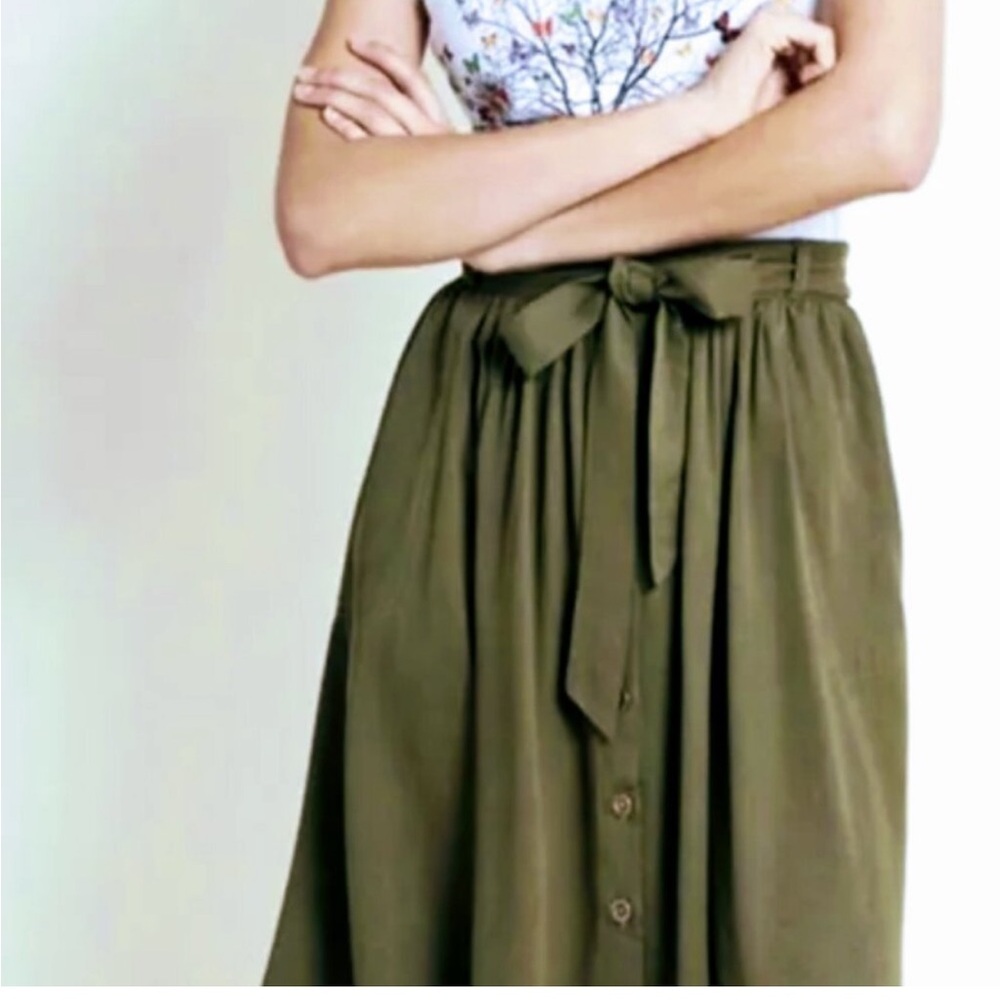 ♥️… ModCloth Green Cinderella Button Skirt